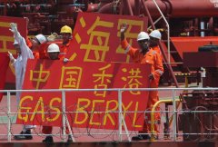 中國香港被護(hù)送商船船員打橫幅感謝海軍祝福祖國-國際物流查詢